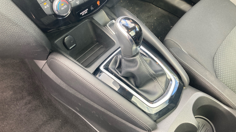Nissan Qashqai 1.2 DiG-T N-Connecta 5dr Xtronic Petrol Hatchback